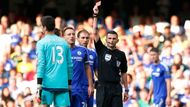 Ještě větší "divočina" se udála na Stamford Bridge. Thibaut Courtois se místo toho, aby definitivně potvrdil post jedničky Chelsea po odchodu Petra Čecha do Arsenalu, nechal vyloučit za faul na Bafetimbiho Gomise z hostujícího Swansea City.