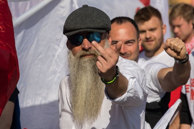 Pochod fanoušků Slavie z Náměstí Republiky na finále Mol Cupu na stadion pražské Sparty na Letné.