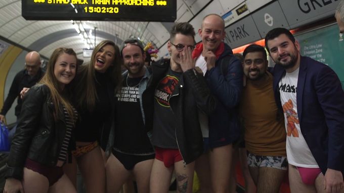 Londýnská jízda metrem bez kalhot
