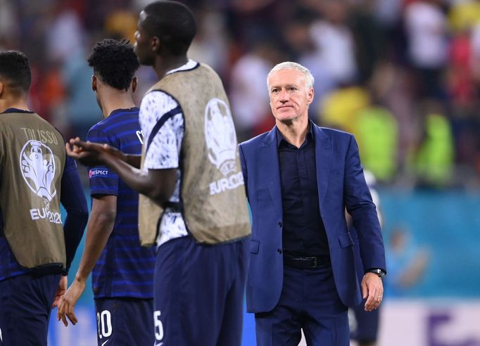 ME ve fotbale 2021, Francie - Švýcarsko: Zklamaný trenér Didier Deschamps.