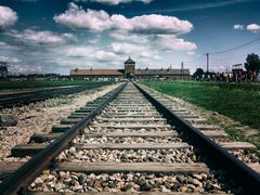 Nacistický vyhlazovací tábor Auschwitz-Birkenau na jihu Polska. 