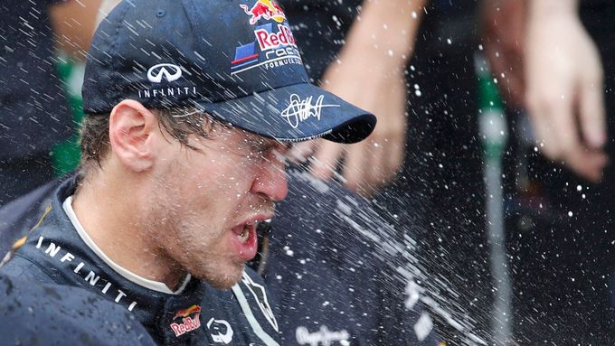 FOTO Na vládce Vettela pršel déšť i litry šampaňského