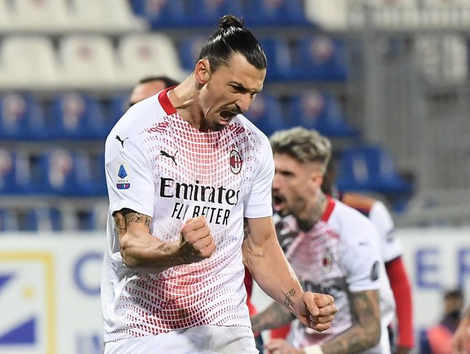 18. kolo italské Serie A 2020/21, Cagliari - AC Milán: Zlatan Ibrahimovic slaví gól AC.