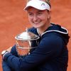 tenis, French Open 2021, Barbora Krejčíková po vítězství s trofejí
