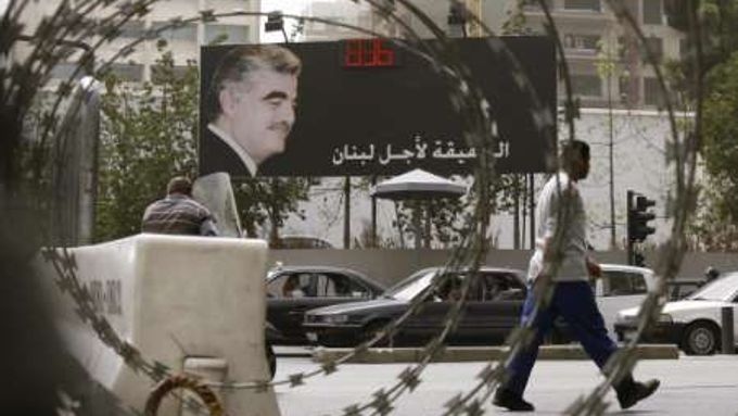 Scéna z bejrútské ulice: billboard s portrétem Rafíka Harírího a počítadlem dní, jež uplynuly od jeho vraždy