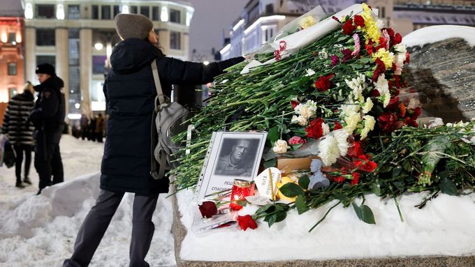 Pietní místo za zesnulého ruského opozičníka Alexeje Navalného v Moskvě