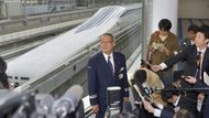 Tisková konference, na níž železniční společnost Central Japan Railway, která vozidla maglev vyvíjí, komentovala nový rekord. V pozadí je vidět vlak, který rekord zajel.