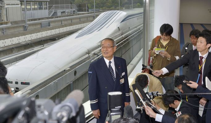 Japonský vysokorychlostní vlak maglev na snímku z 21. dubna 2015, kdy dosáhl absolutního rychlostního vlakového rekordu.