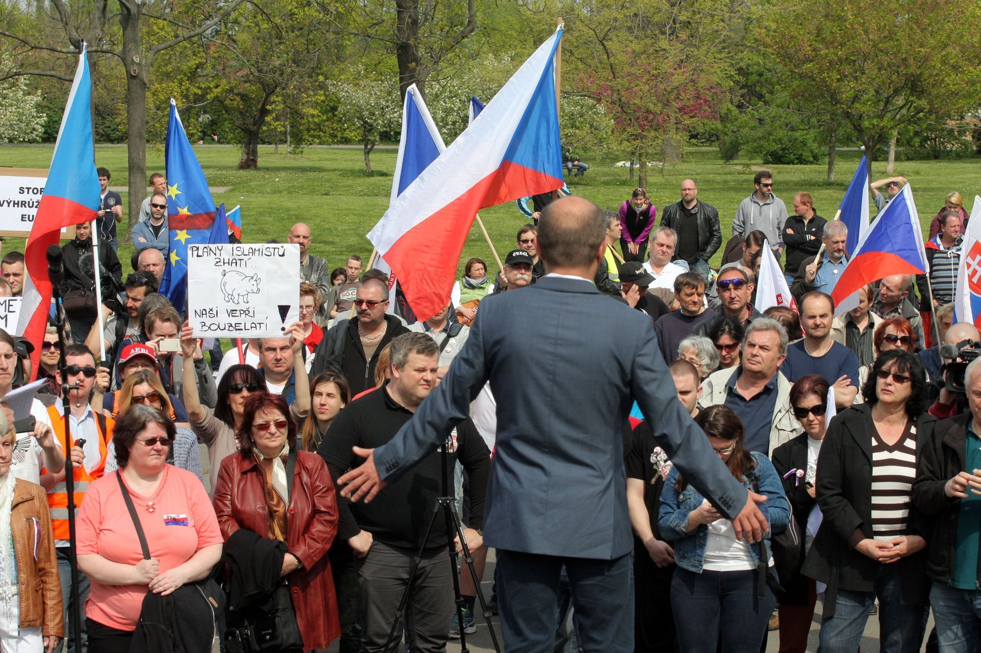 Blok proti islámu demonstruje na 1. máje