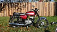 Jawa 350. Jezdil na ní Venca Konopník ve filmu Slunce, seno a pár facek, a proto se jí přezdívá "Konopnice".