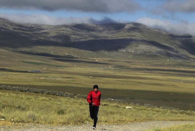 Marathon runner Gladys Tejeda, the first Peruvian athlete who qualified for the 2012 London Olympic Games, runs during her training in the Andean province of Junin May 15, 2012. A private company will take Gladys' mother Marcelina Pucuhuaranga, 69, to London as part of the "Thank you Mom" program. For Pucuhuaranga, who received her first passport, it will be the first time travelling out of Peru. The program will take about 120 mothers of different athletes around the world to attend the games. Tejeda, the youngest of nine children, returned to her hometown to visit her mother and to focus on training where she will run more than 20 km every day in the highlands (over 4,105 meters above sea level). Picture taken May 15, 2012. REUTERS/Pilar Olivares(PERU - Tags: SPORT ATHLETICS OLYMPICS) Published: Kvě. 17, 2012, 6:36 odp.