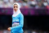 Palestinka Sawalhaová v cíli. Aplaus zaplněného olympijského stadionu jí jistě vynahradil léta dřiny.