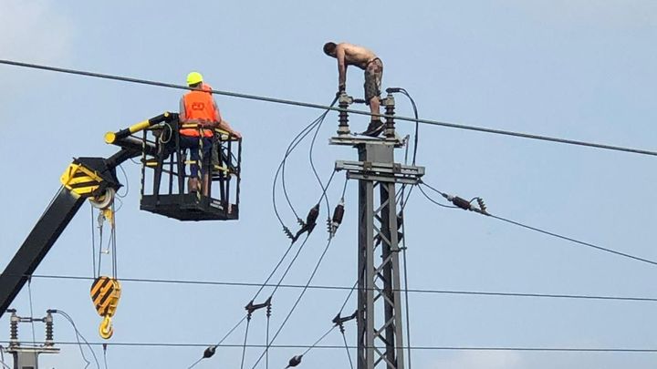 Muž v Děčíně na hodiny zastavil provoz na železnici. Odmítal slézt z trakčního vedení
