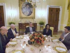 Geroge Bush a Condoleezza Riceová usedají v Bílém domě k večeři s prezidenty Afghánistánu Hamídem Karzáím (vlevo) a Parvízem Mušarafem (vpravo). Karzáí a Mušaraf se nemají rádi, navzájem se obvińují ze odpovědnosti za to, že Taliban  ještě nebyl zničen.