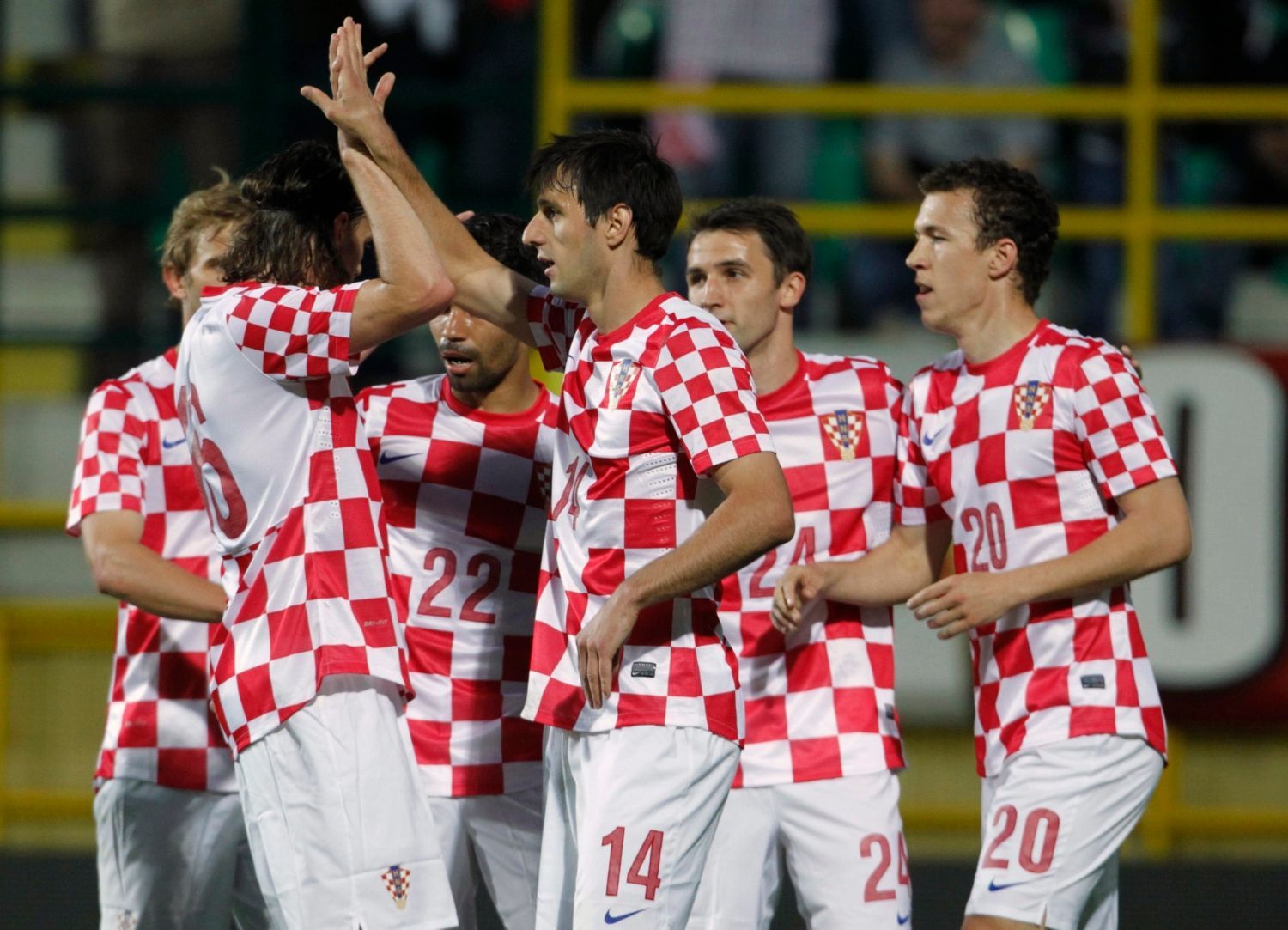 Chorvatští fotbalisté slaví gól Nikoly Kaliniče v přátelském utkání: Chorvatsko - Estonsko