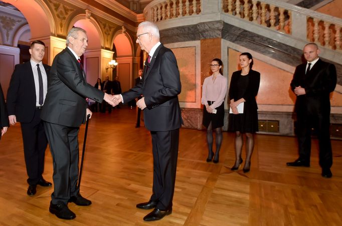 Jiří Drahoš a Miloš Zeman před prezidentskou debatou.