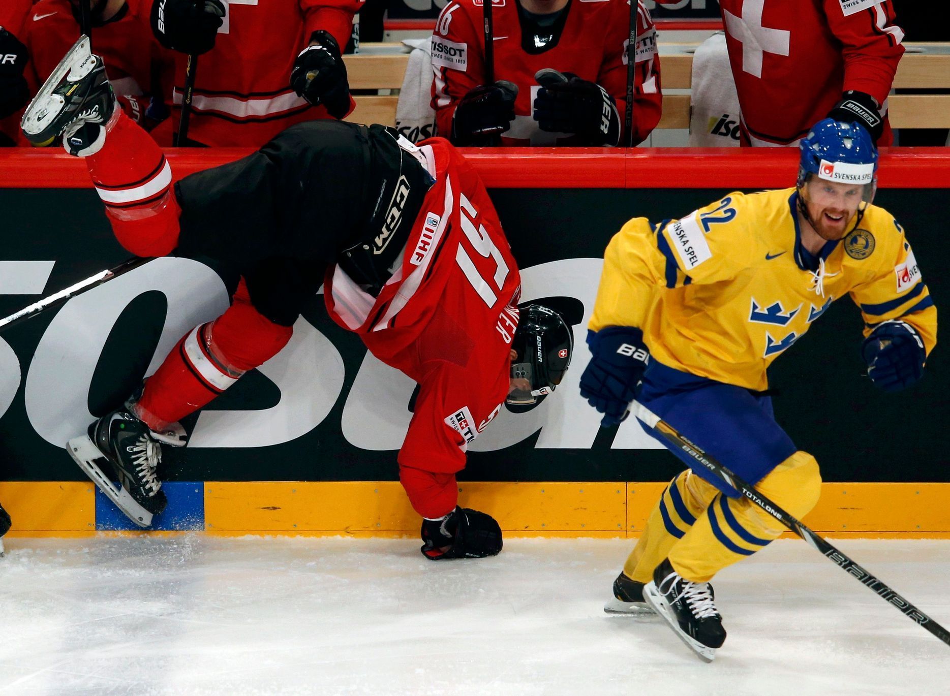 Hokej, MS 2013, Švédsko - Švýcarsko: Daniel Sedin (vpravo) - Ryan Gardner