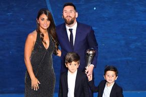 Ronaldo ukázal blonďatou přítelkyni, Messi manželku a děti. A poznáte slavné střelce?