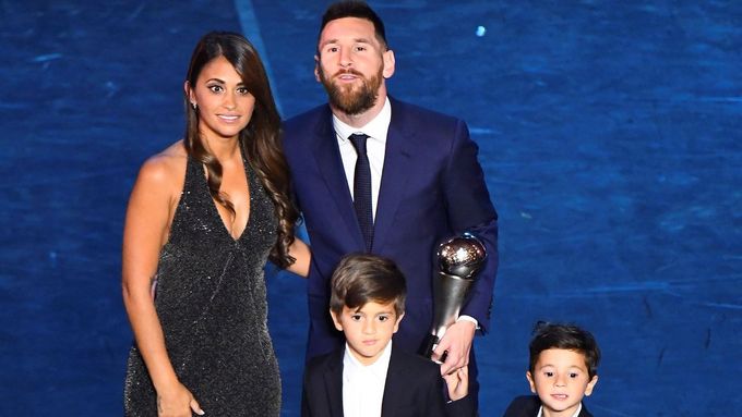Lionela Messiho doprovodila pro trofej pro nejlepšího hráče roku manželka Antonella Roccuzzová a dva synové Thiago a Mateo, doma zůstal jen nejmladší Ciro