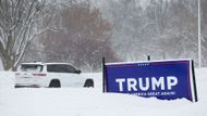 Centrální část Spojených státu ochromila sněhová bouře. Nevyhnula se ani státu Iowa, kde se v pondělí koná první kolo republikánských primárek.
