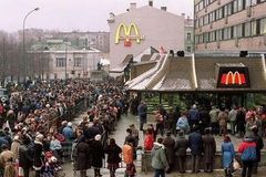 První McDonald's v SSSR. Na hamburger se čekalo sedm hodin