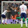 Harry Kane dává z penalty gól na 2:0  v zápase kvalifikace ME 2020 Anglie - Česko.