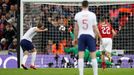 Harry Kane dává z penalty gól na 2:0  v zápase kvalifikace ME 2020 Anglie - Česko.