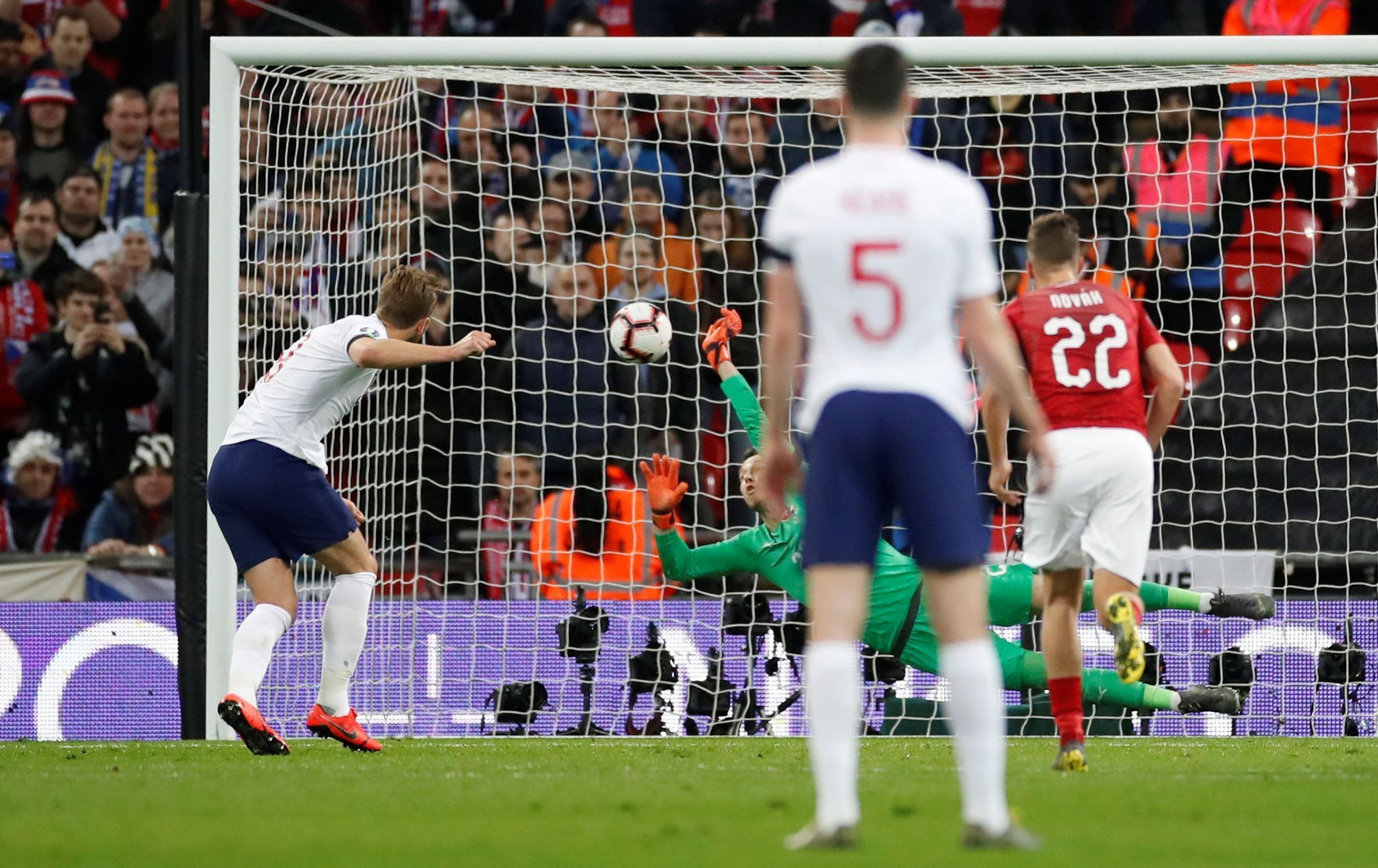 Harry Kane dává z penalty gól na 2:0  v zápase kvalifikace ME 2020 Anglie - Česko.