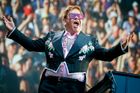 Elton John se přiznává k narcismu, drogám i snobismu. V knize si ze všeho utahuje