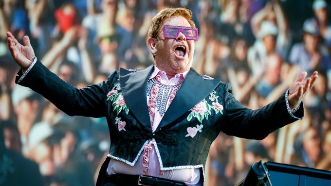 Eltona Johna v uplynulých desetiletích nebylo možné přehlédnout.