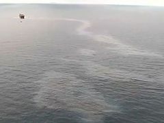 Snímek pořízený z videa ukazuje únik mastných látek do moře.