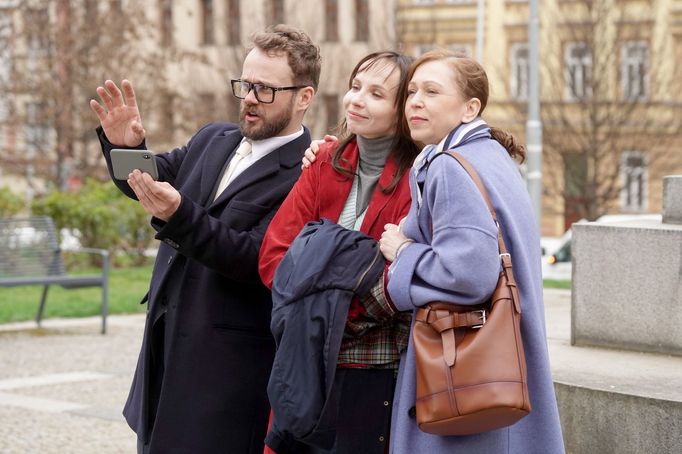 Adam Ernest jako Ondřej, Jana Plodková coby Eva a Zuzana Stivínová v roli Dany.