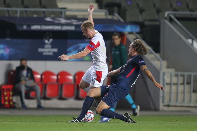 Petr Ševčík v souboji. Slavia - Midtjylland, play off Ligy mistrů 2020/2021