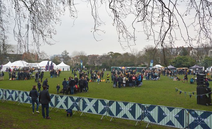 Oxford vs. Cambridge, fanouškovský park