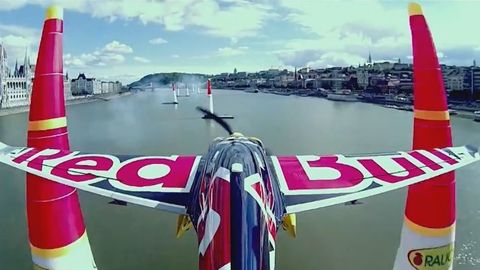 Akrobatičtí letci se utkali nad Dunajem, pod okny maďarského parlamentu