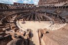 Pohled na Koloseum, které je stále zaplněno turisty.