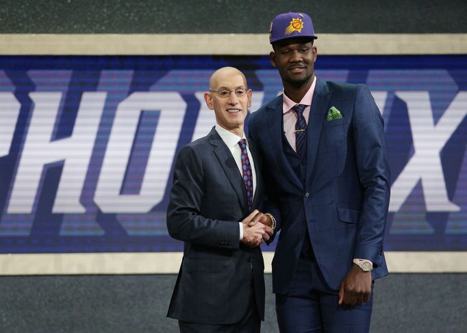 Deandre Ayton, jednička draftu 2018, a Adam Silver