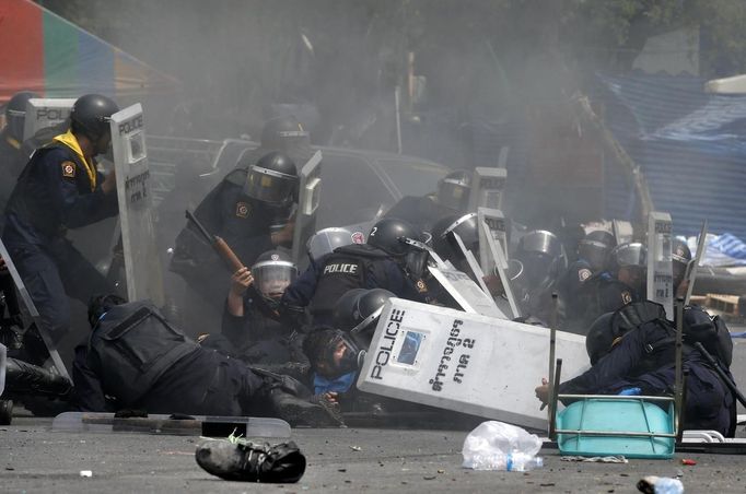 Policie se pokusila vytlačit demonstranty, akce v Bangkoku se zvrhla v pouliční bitvu. (18. února 2014)