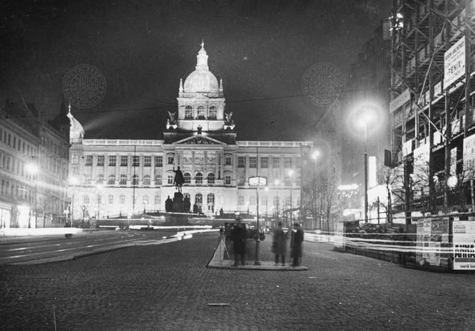 Pohled na osvětlené Národní muzeum na Václavském náměstí při příležitosti 10. výročí samostatnosti Československé republiky. 28.10.1928