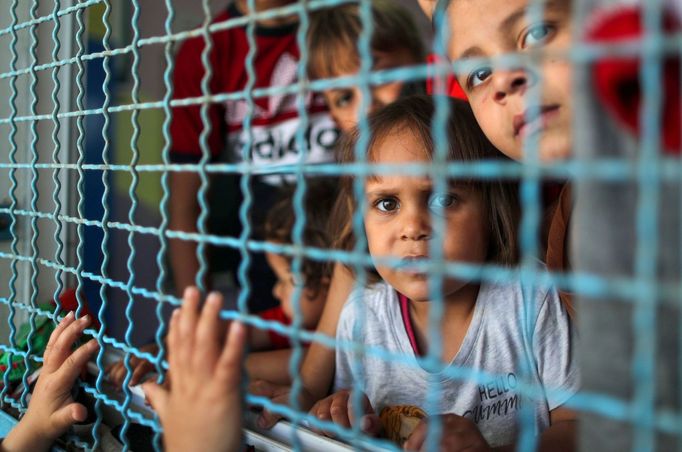 Děti, které při bombardování přišly o domov, našly útočiště ve školce provozované OSN. Město Gaza, 18. května 2021