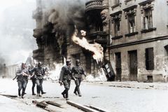 Zemřel poslední přeživší bojovník z povstání ve varšavském ghettu, bylo mu 99 let
