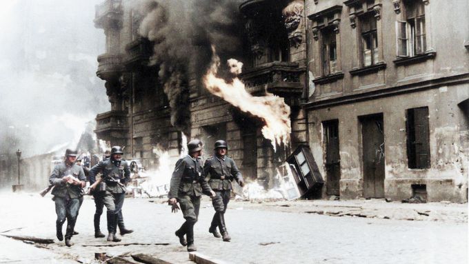 Dobový snímek z Varšavského ghetta v Polsku během 2. světové války. Kolorováno.