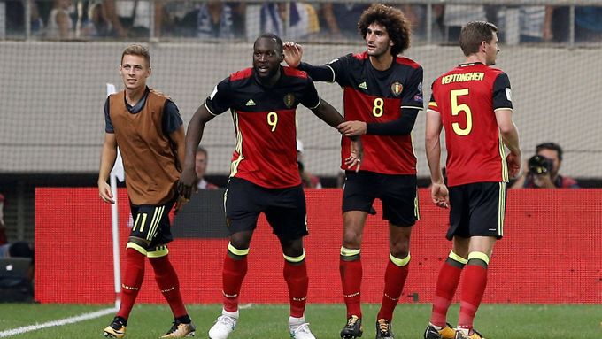 Romelu Lukaku, Marouane Fellaini a Jan Vertonghen slaví gól do sítě Řecka