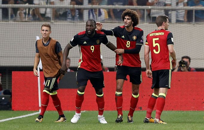 Romelu Lukaku, Marouane Fellaini a Jan Vertonghen slaví gól do sítě Řecka