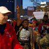 Demonstranti protestují proti zastřelení Michala Browna u stadionu Busch před začátkem basebollové ligy v St. Louis