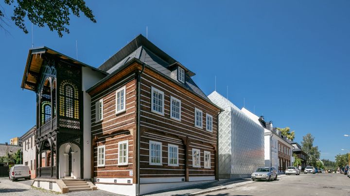 Roubenka ve skleněné skořápce. Skláři z Lasvitu se pochlubili novým designovým sídlem