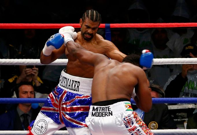 Britský boxer David Haye boxuje s Britem Dereckem Chisorou v mezinárodním mistrovství těžké váhy v londýnském Upton Parku v roce 2012.