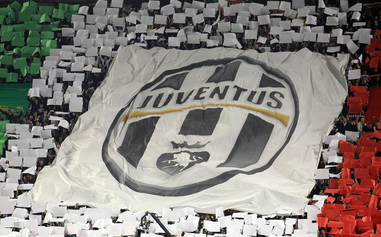 Fanoušci Juventusu Turín v zápase s Interem