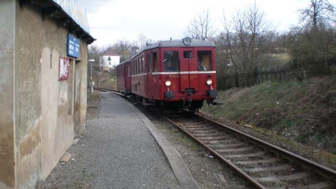 Když si objednaly obce letos na jaře výletní jízdu, dojely vlaky z Děčína až na konečnou, do Oldřichova u Duchcova. Nyní pojedou jen do Jílového
