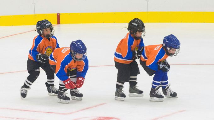 Pětatřicet malých dětí, které chtějí hrát hokej, mají smůlu. V Jindřichově Hradci drží jejich registrace klub, ze kterého utekli.